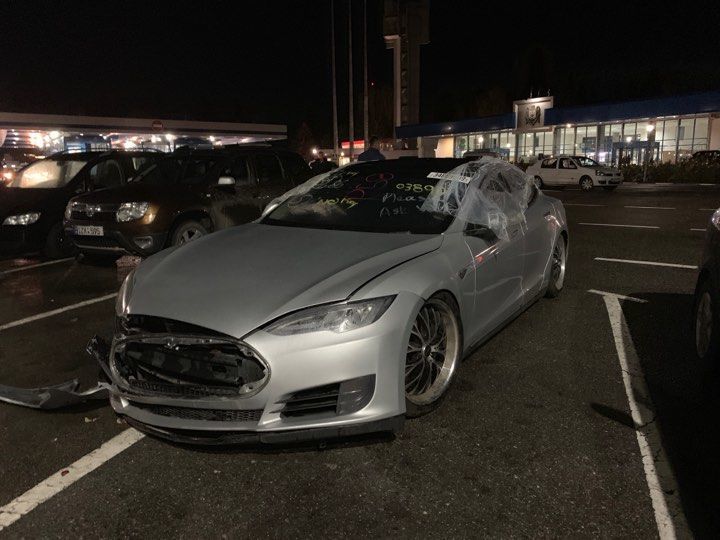 Очередная разбитая Tesla Model S ждет, когда ей разрешат въезд в Молдову
