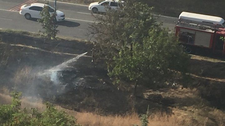 Incendiu de vegetaţie în curtea unui bloc de locuit din sectorul Buiucani