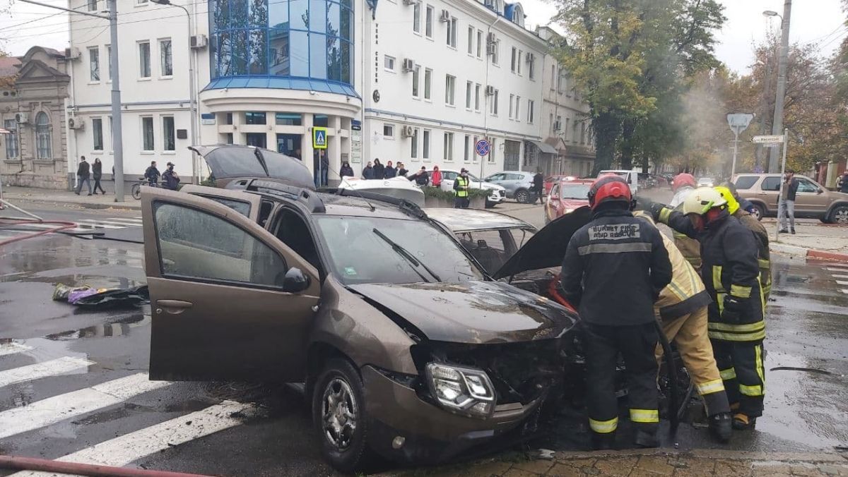 В центре Кишинева после ДТП вспыхнули автомобили, Lexus ездил на газе