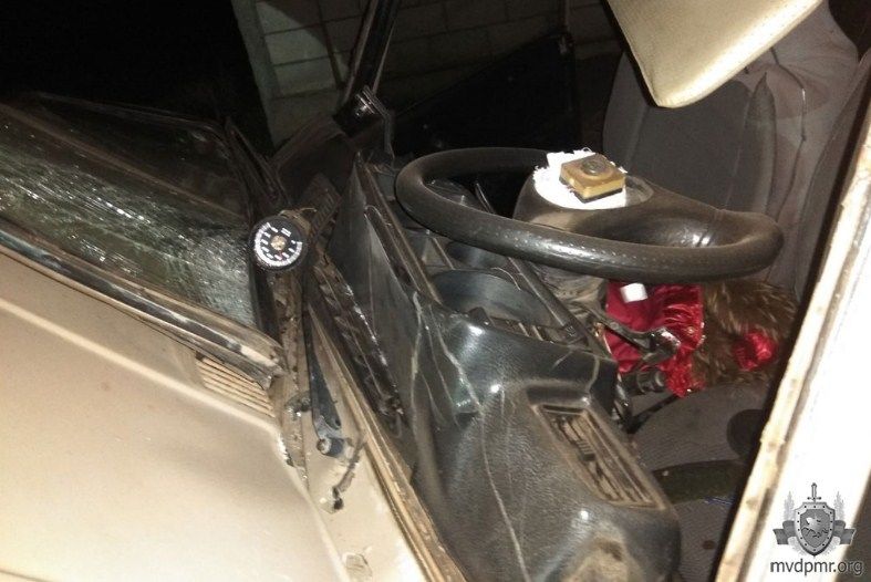 В Каушанах автомобиль с несовершеннолетним водителем врезался в дерево