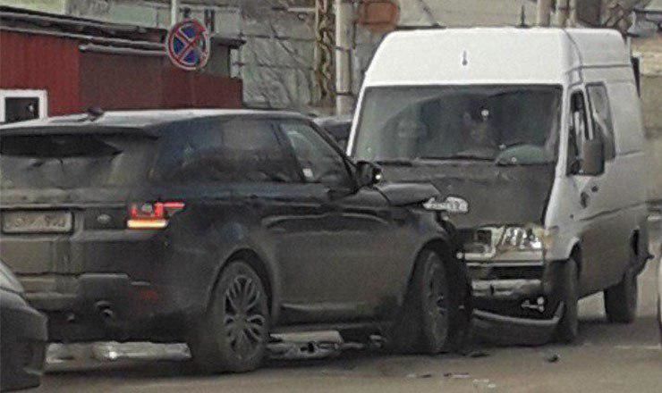 ДТП в столице: столкнулись внедорожник и микроавтобус
