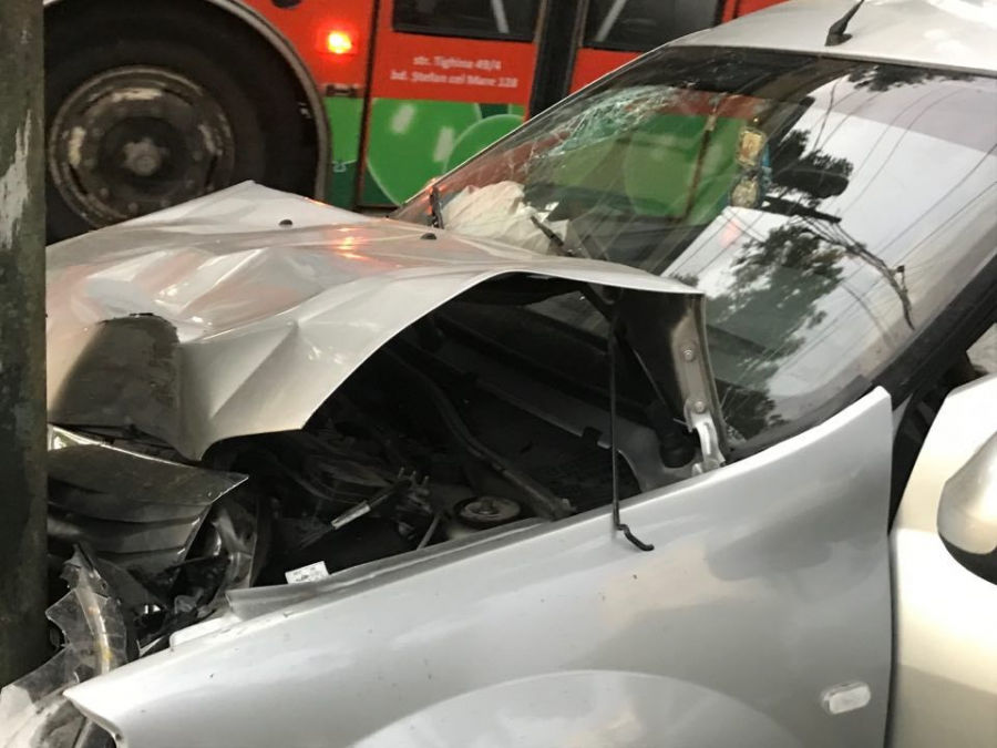 Авария на Мунчештской улице: автомобиль врезался в столб