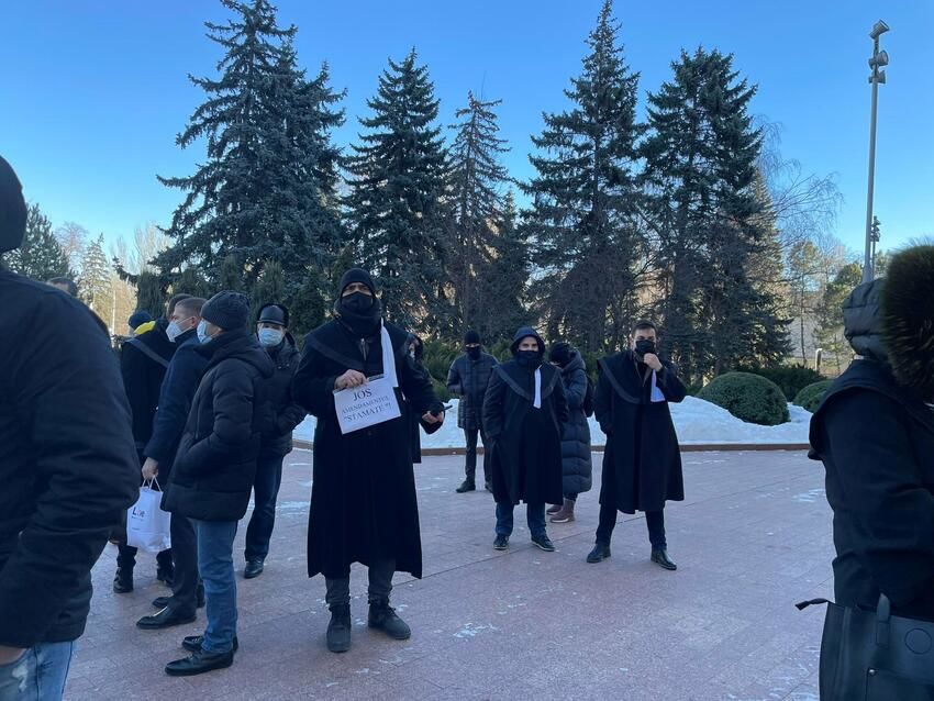 Адвокаты протестовали перед парламентом: Просим отозвать поправку Стамате