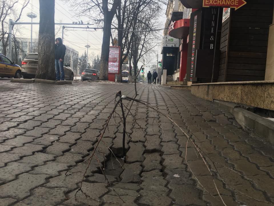 Мунсоветник рассказал о "приключениях" дорожной ямы в Кишиневе