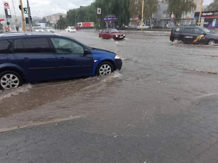 В Хынчештах из-за подтопленной улицы затруднено движение транспорта