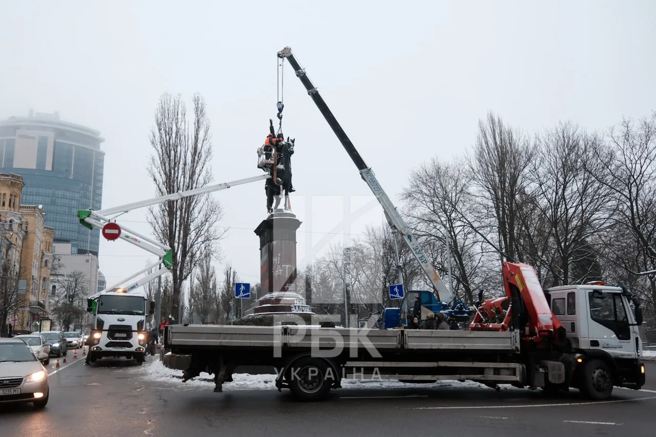 В Киеве проводится снос памятника Николаю Щорсу