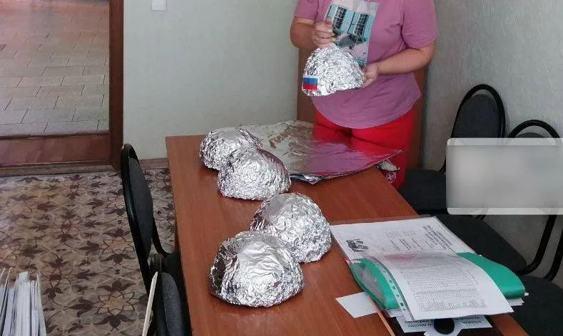 Un farsor i-a convins pe câțiva profesori din Rusia să facă căciuli din folie pentru protecție împotriva NATO