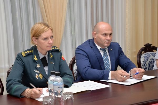 Посол Румынии поздравил с назначением на должность нового министра обороны