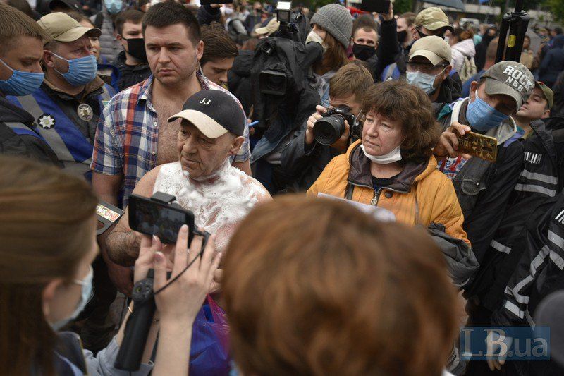 На митинге возле Верховной рады мужчина пытался устроить самоподжог