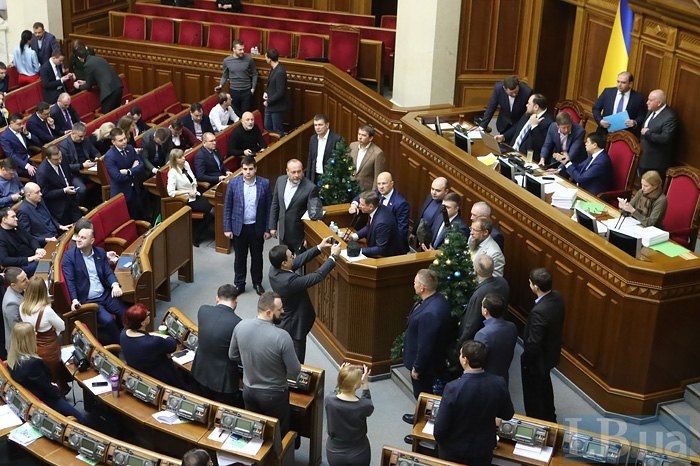 В Раду принесли уголь и отбойный молоток