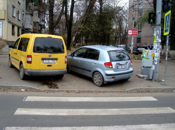 Şi-au parcat automobilele în dreptul trecerii de pietoni