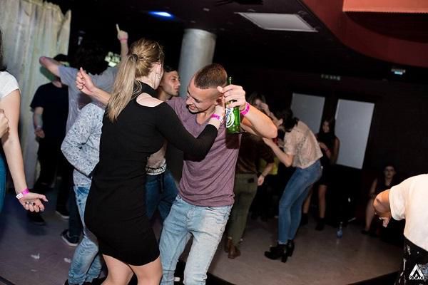 Scene XXX la balul bobocilor: Mimări de sex oral și alcool din plin