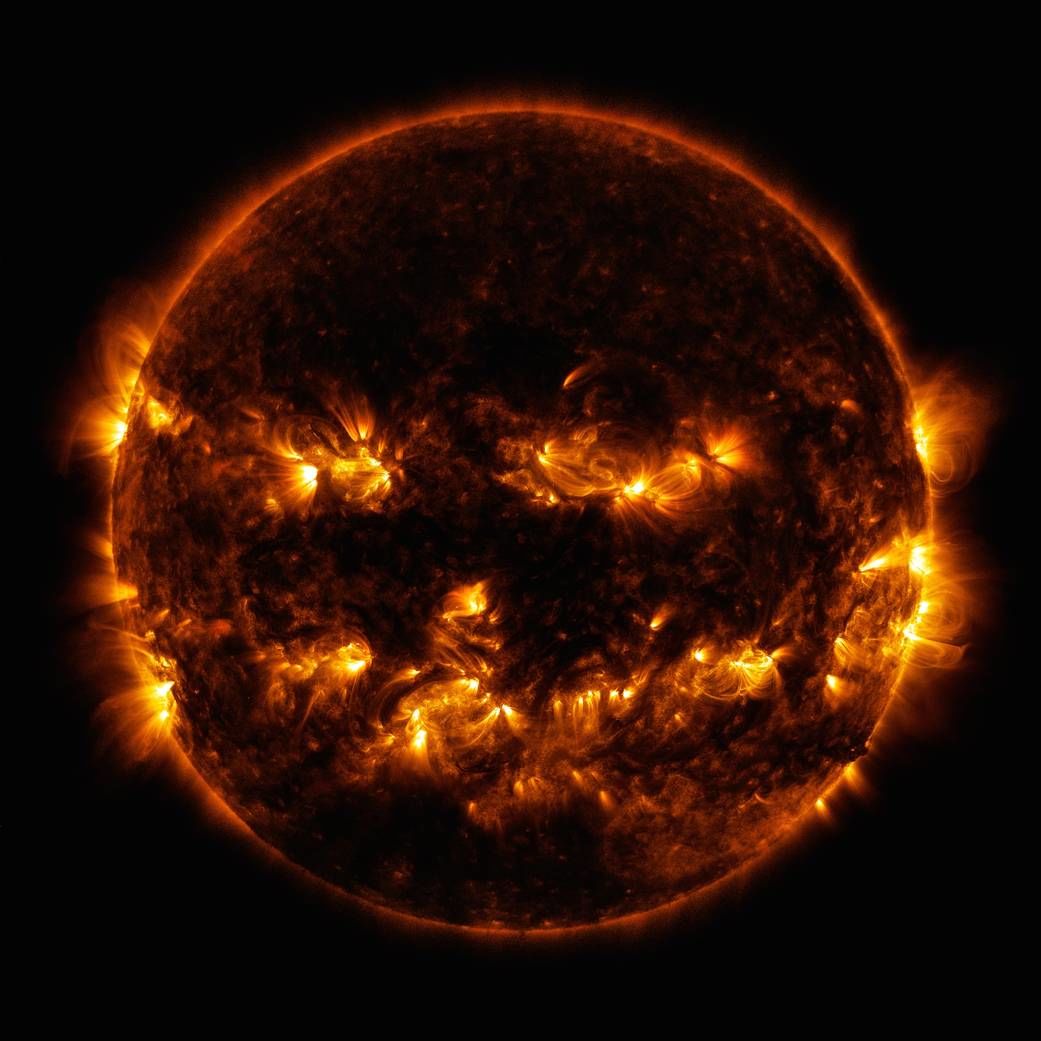 NASA показала "жуткое" фото Солнца к Хэллоуину