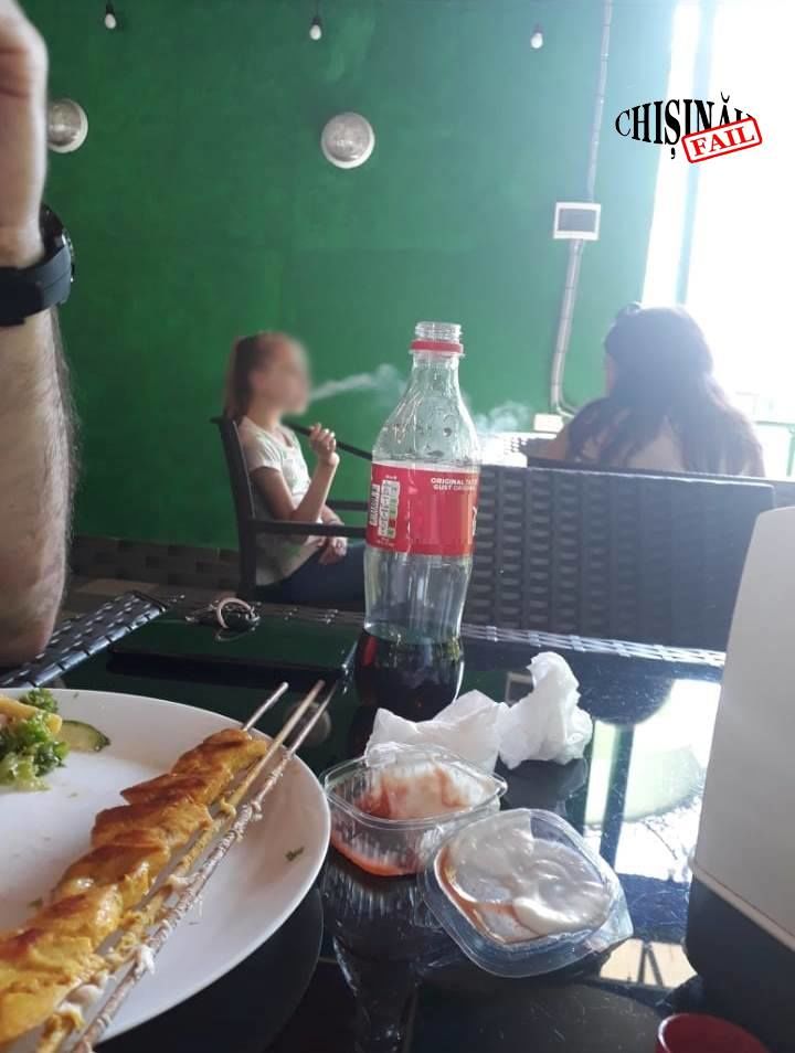 В одном из заведений Кишинёва сфотографировали девочку, курящую кальян