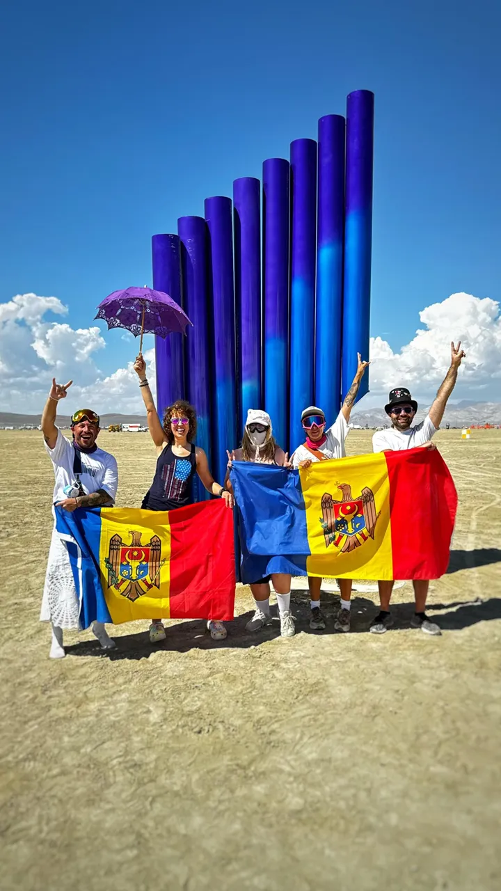 Скульптуру в виде молдавского ная установили на фестивале Burning Man в США
