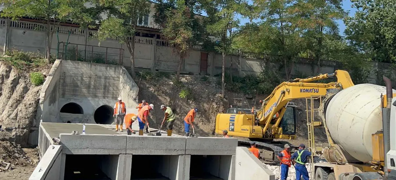 Reparația podului peste râul Bâc și a pasajului peste calea ferată de pe drumul M1 continuă