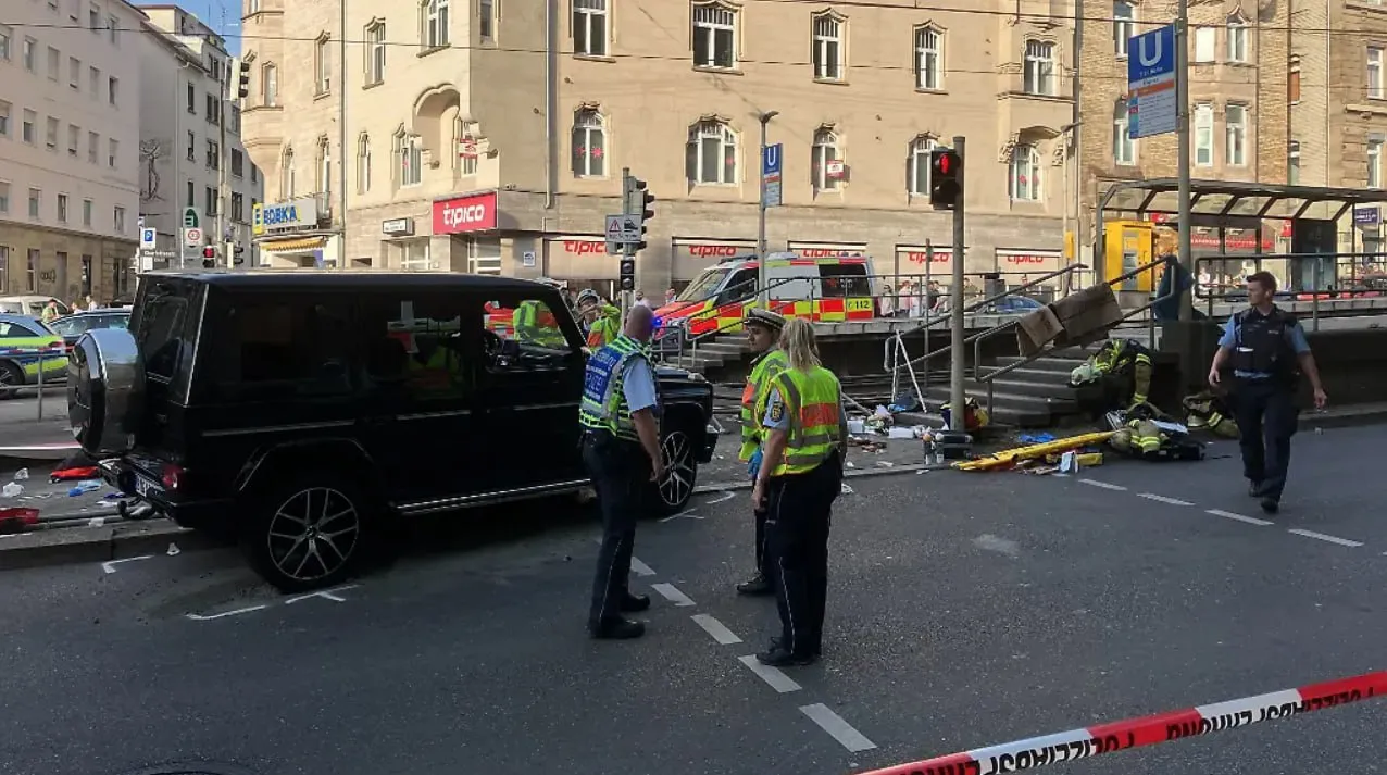 Un automobil a intrat într-o mulțime de oameni în orașul german Stuttgart: Sunt victime