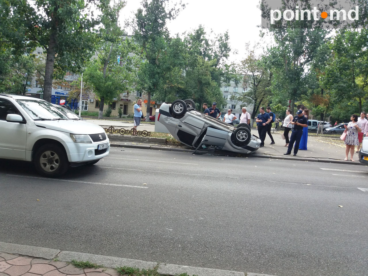 Accident teribil în Capitală: O Dacia Logan s-a răsturnat