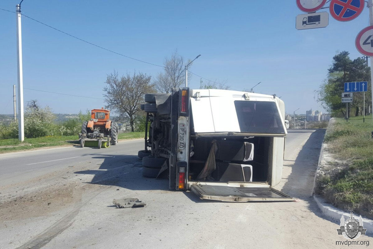 На въезде в Рыбницу маршрутка врезалась в трактор