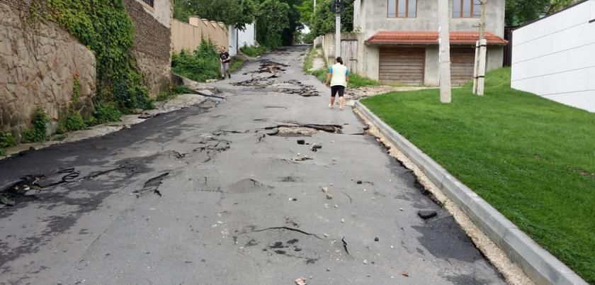 Ca după bombardament. Primăria Chișinău evaluează pagubele ploii
