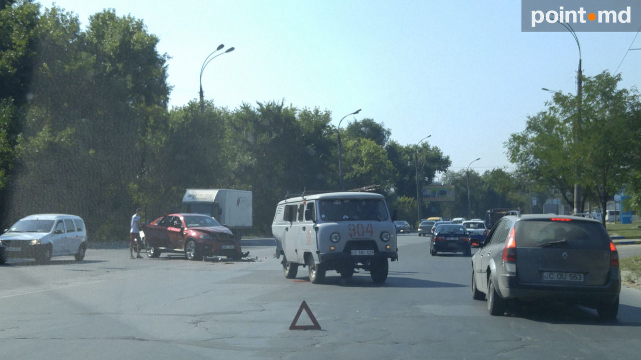 Accident de lux pe strada Lunca Bîcului: Un BMW X6, avariat grav