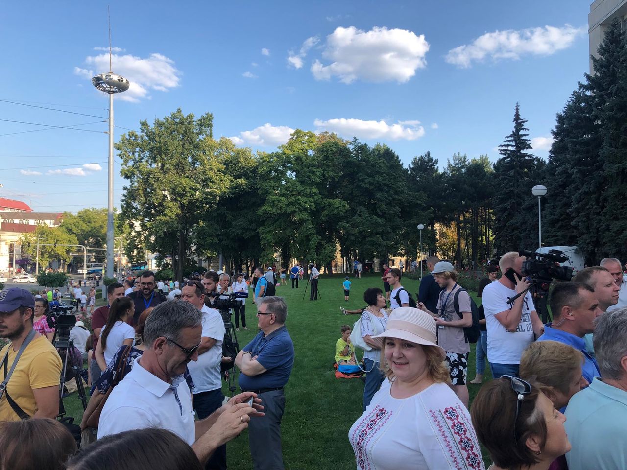 В День независимости Молдовы в центре столицы граждан угощали виноградом