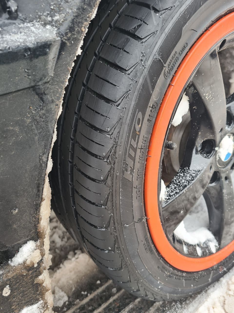Водитель BMW выехал на обледенелую дорогу на летней резине