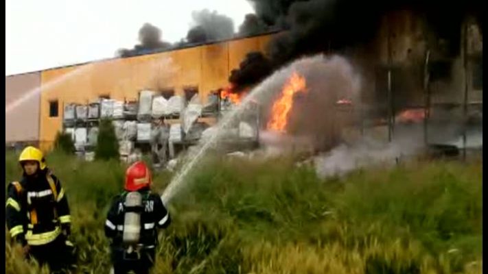 В Бухаресте не могут потушить пожар на обувной фабрике