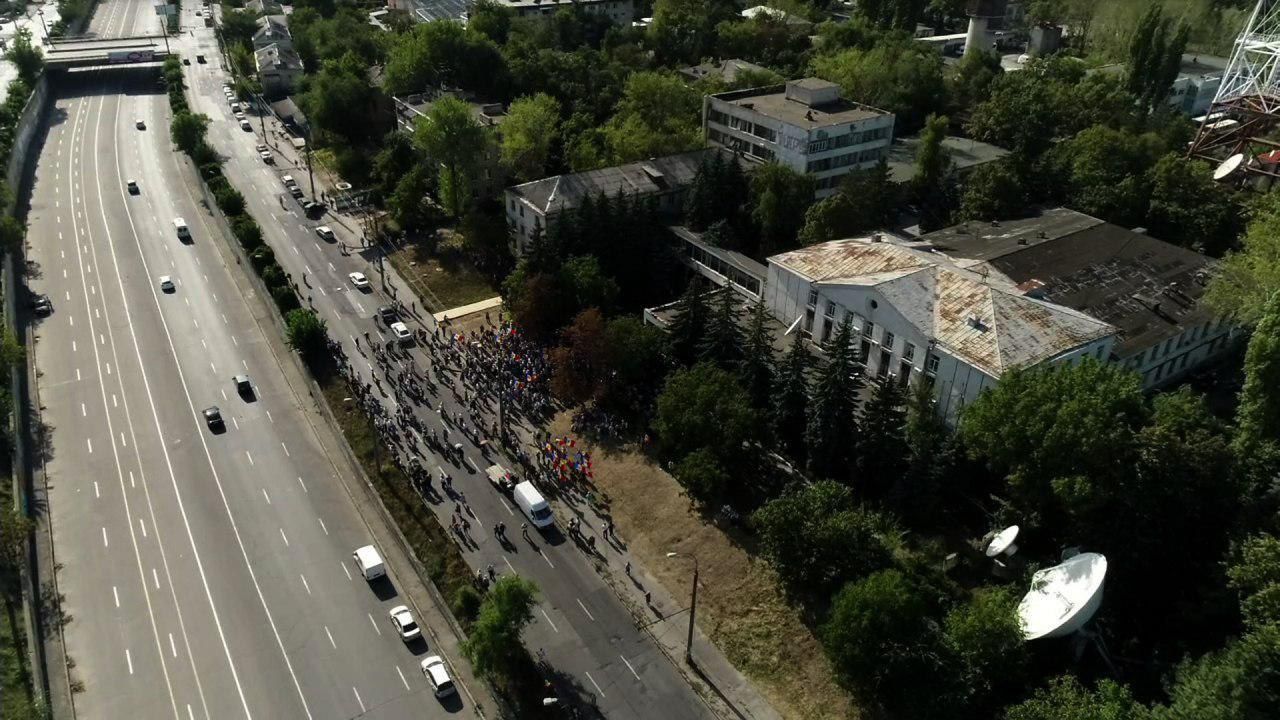 Maia Sandu și Andrei Năstase și-au adus puținii susținători rămași la Moldova 1, dar nu știu ce să facă mai departe