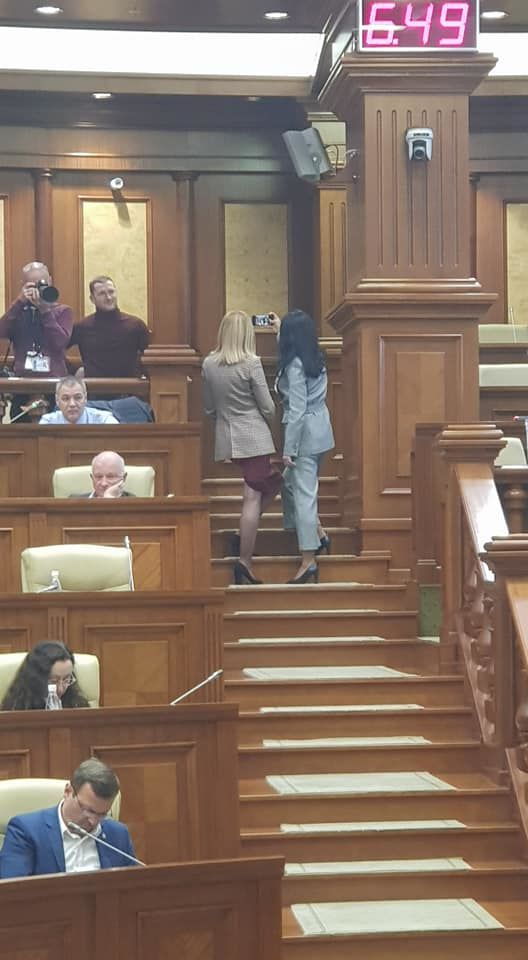 Народные избранницы делали селфи во время заседания парламента
