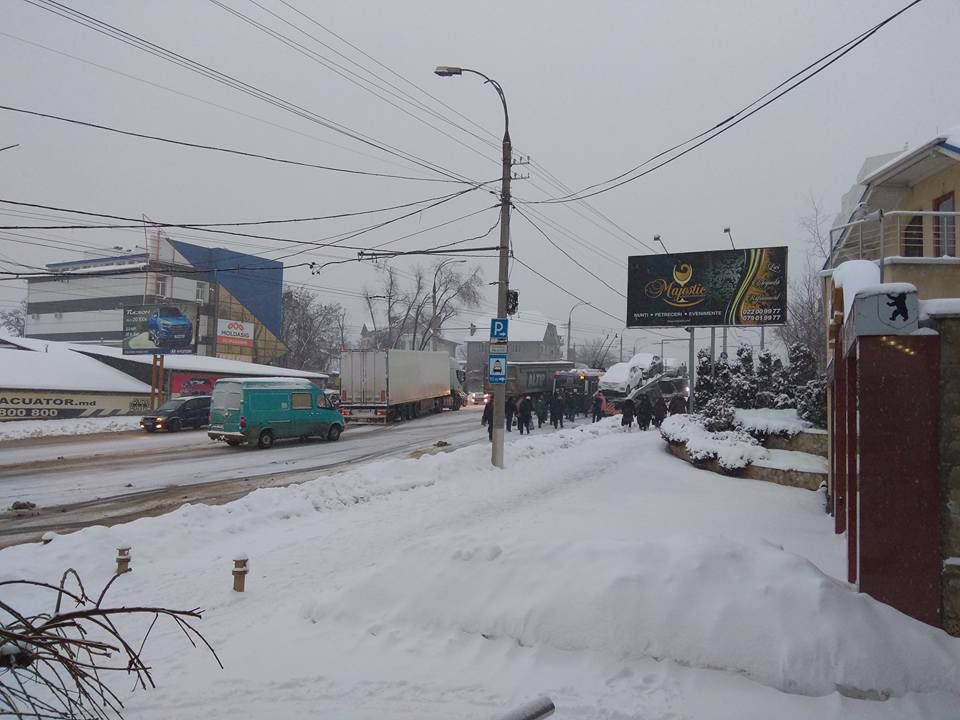 Un troleibuz rămas blocat a fost împins la deal de călători