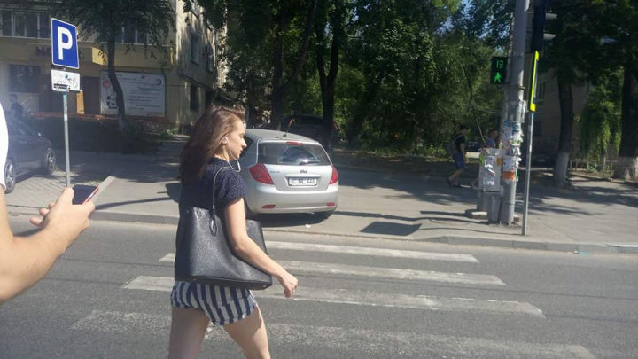 Şofer cu tupeu! Cum şi-a parcat maşina un conducător auto din Capitală (Foto)