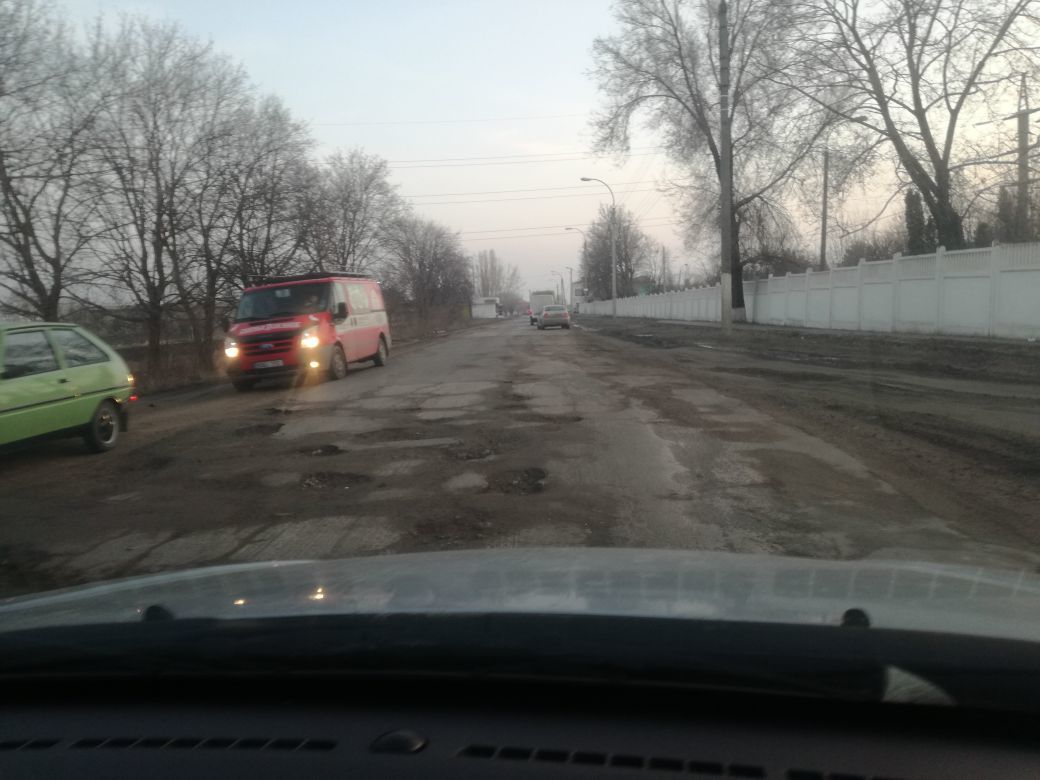 На столичной улице образовались ямы полуметровой глубины