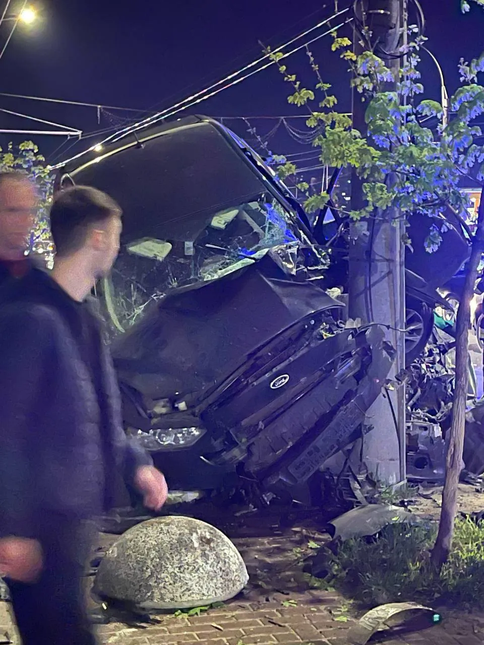 В Кишиневе один автомобиль оказался на крыше у другого в результате ДТП