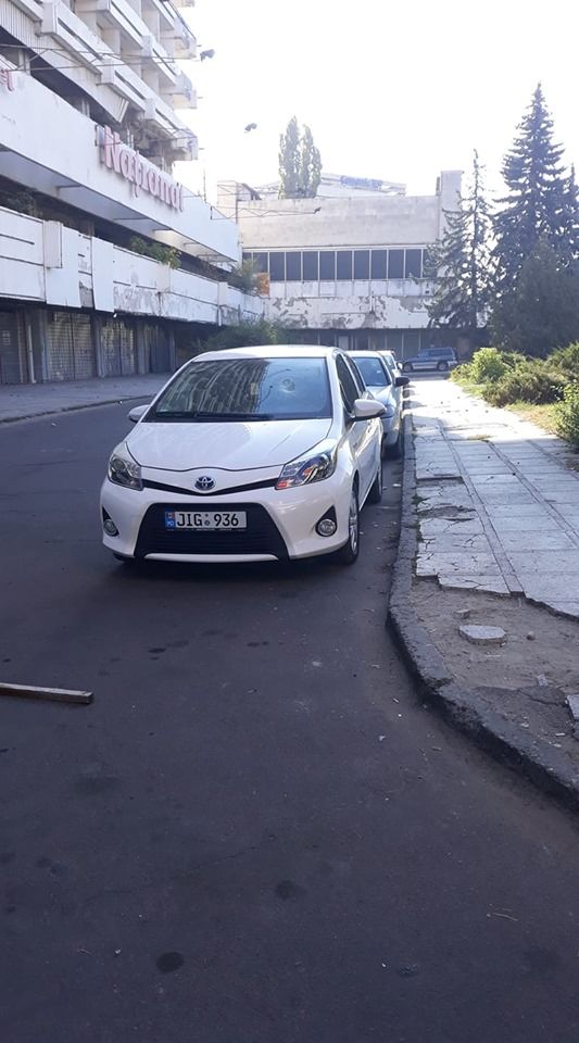 Со здания гостиницы National в автомобили летят камни и палки