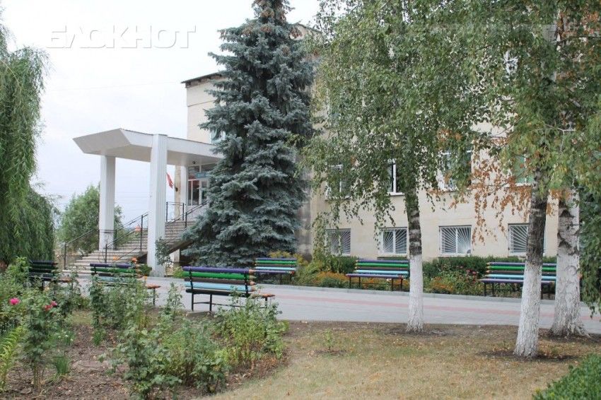 В Яловенах появились оригинальные скамейки из цветных карандашей