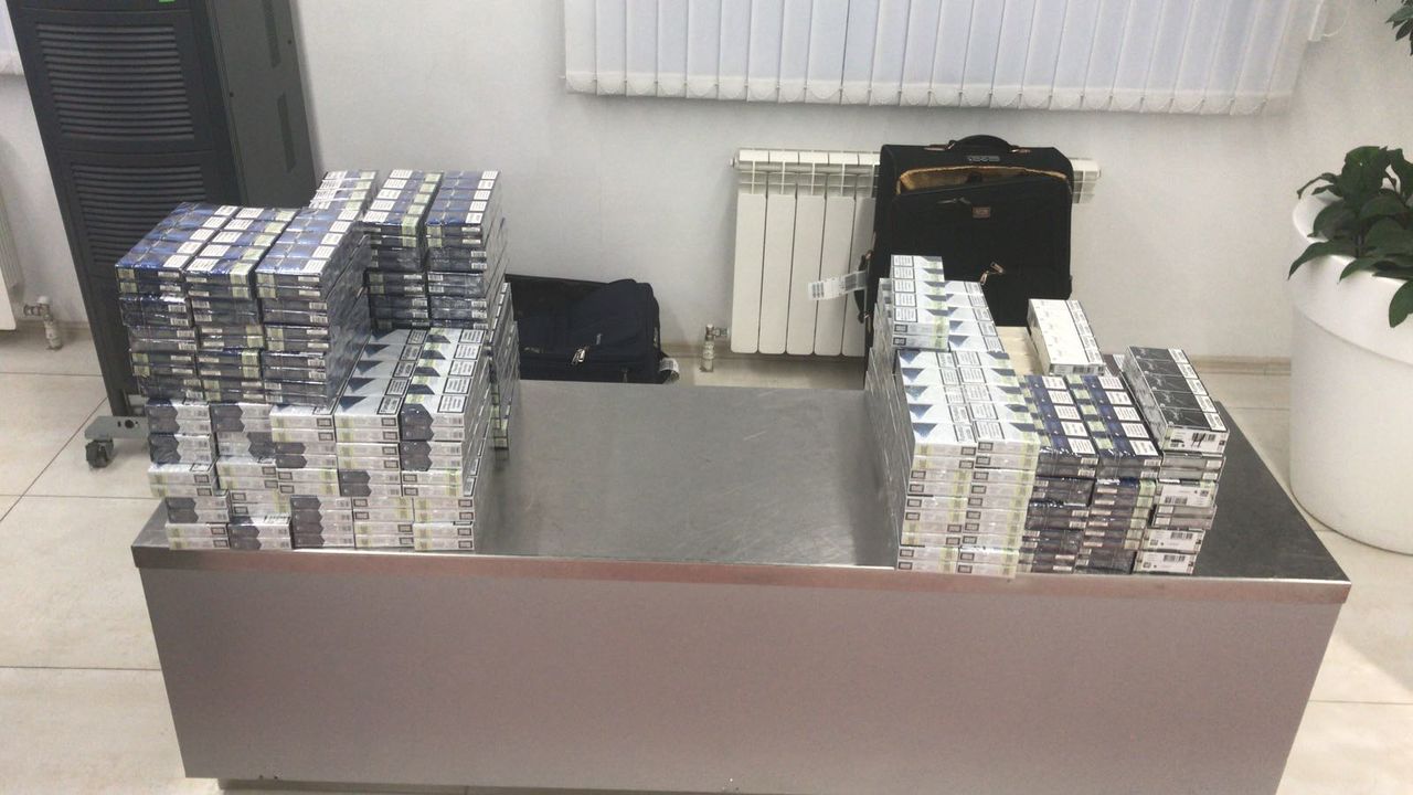 O armă și 25.000 de țigarete nedeclarate, reținute de vameși la frontieră