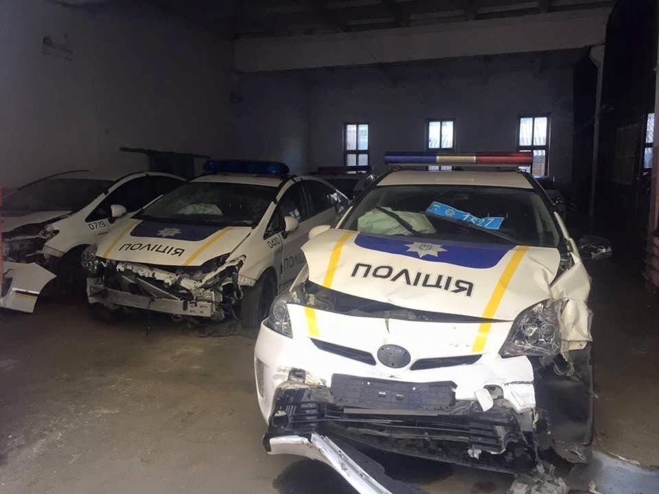 Фото с "кладбища" полицейских авто на Украине поразили пользователей Сети