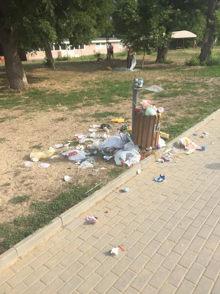 В Кишиневе отдыхающие завалили мусором территорию парка "Валя Морилор"