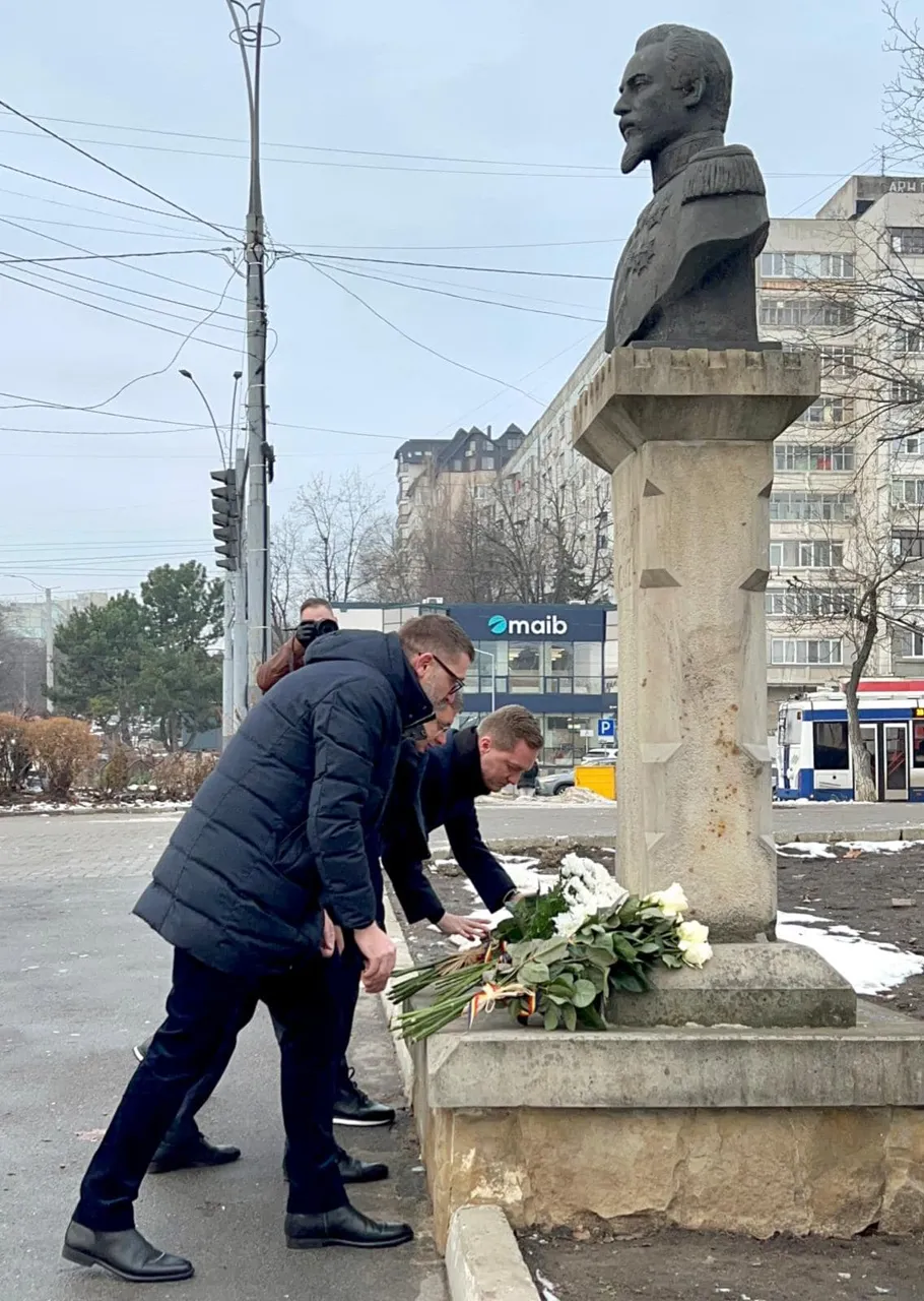 Чиновники РМ и Румынии возложили цветы к памятнику Александру Иоану Куза