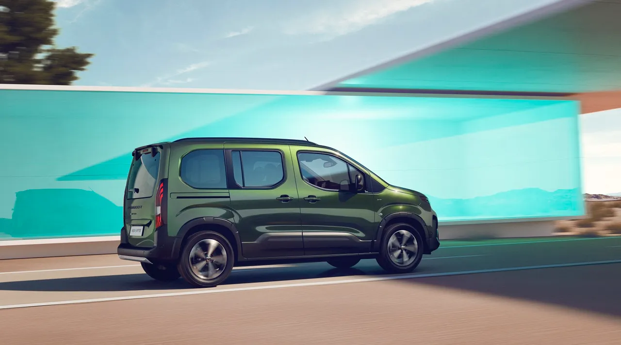 Компания Peugeot представила недорогой семиместный электромобиль