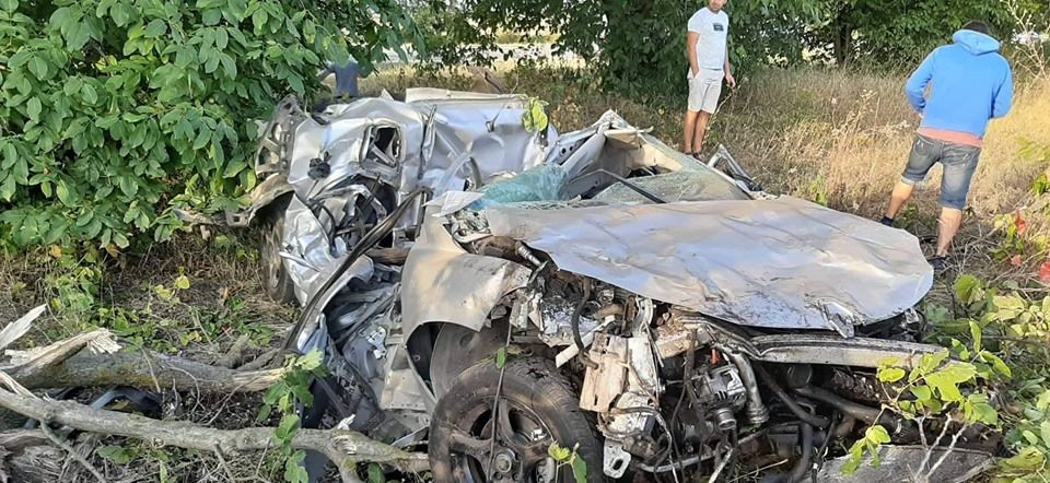 Вблизи Ставчен автомобиль врезался в дерево: водитель госпитализирован
