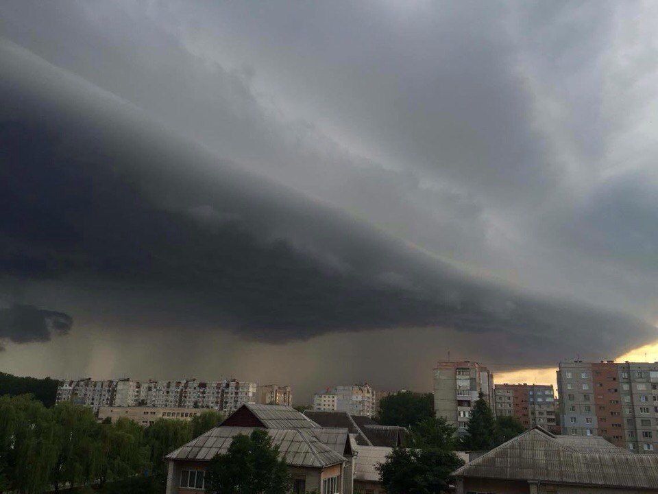 НЛО или торнадо: Гроза в Украине поразила Сеть