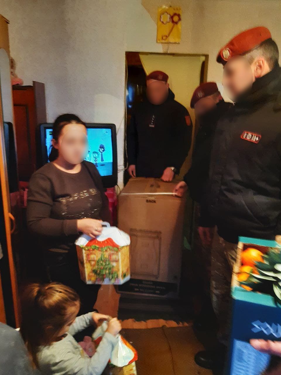 Карабинеры батальона "Скорпион" подарили подарки нуждающейся семье