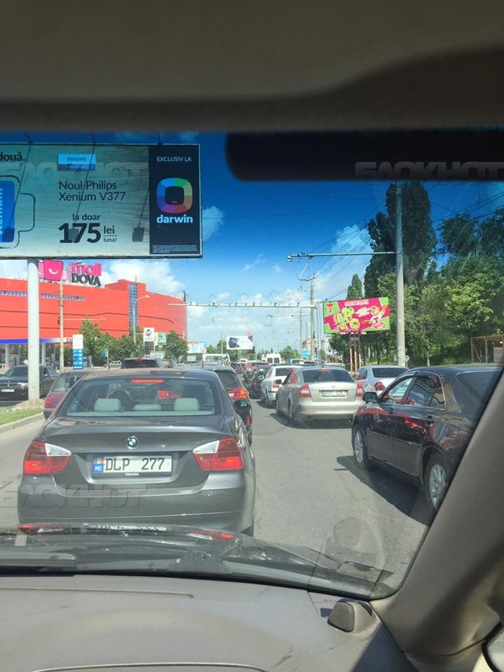 На Виадуке из-за аварии образовалась пробка