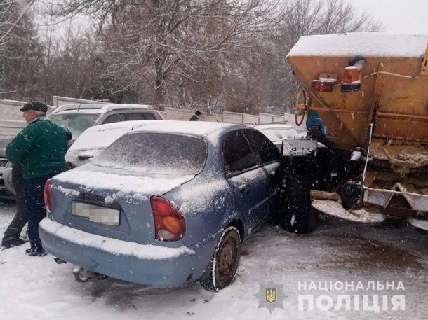 На Украине трактор, посыпавший дорогу, задавил семь легковушек