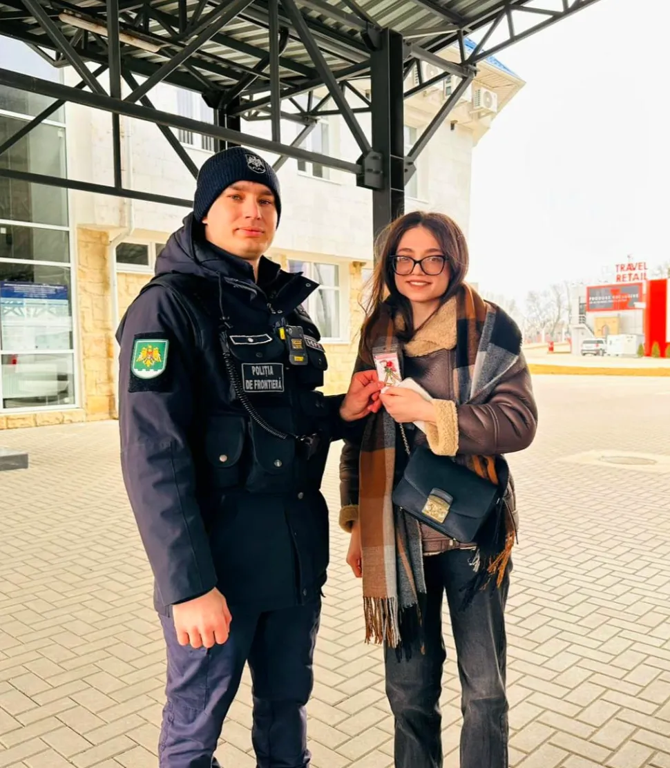 Пограничная полиция дарила гражданам на КПП мэрцишоры