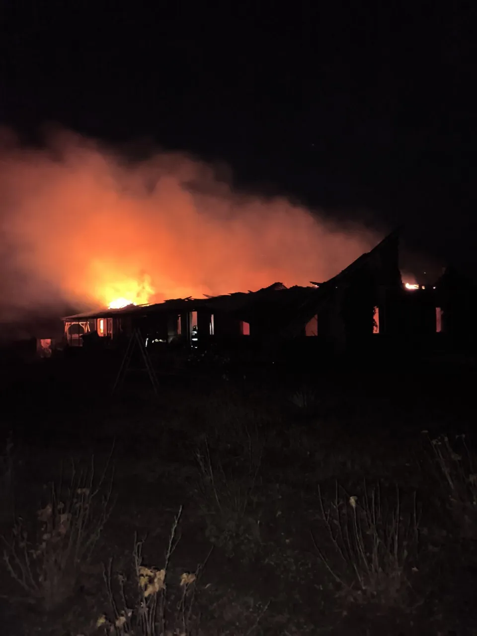 O casă din satul Bârnova, distrusă de flăcări: Salvatorii au prevenit o explozie de proporții