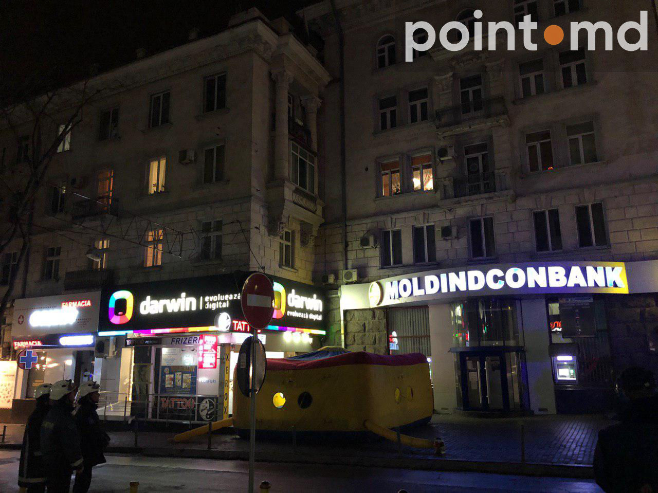 В центре Кишинева мужчина пытался сброситься с крыши здания