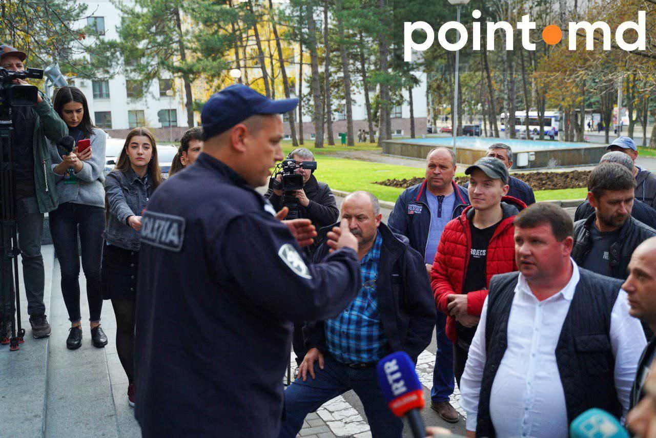 Транспортники перед зданием правительства требуют, чтобы к ним пришел Брынзан